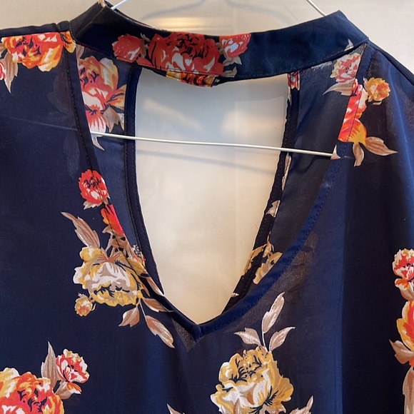 Blue lightweight top with flowers and bell sleeves. - Picture 3 of 6